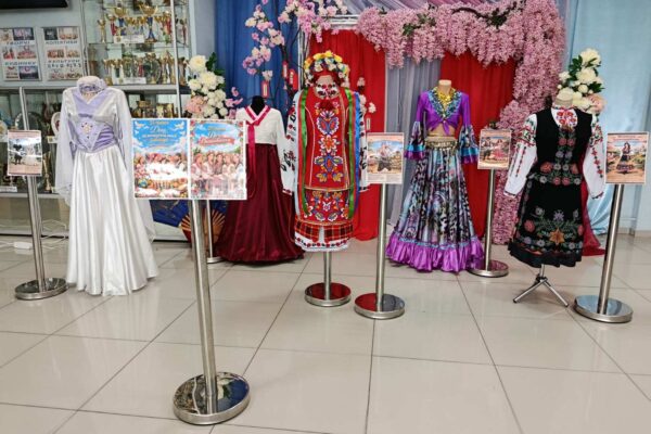 У Козині до Дня вишиванки відкрили виставку національного вбрання народів світу