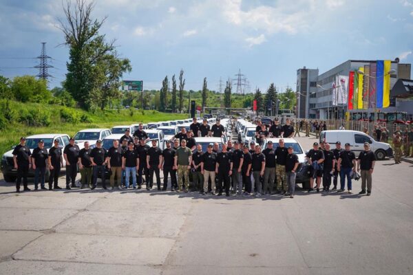 Найбільша партія авто за весь час: Громади Київщини передали понад 50 пікапів для фронту