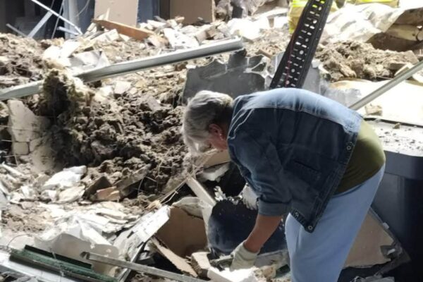 У Києві працівники понівеченого музею дістали з-під руїн близько 30 унікальних експонатів