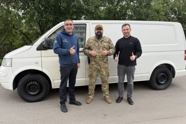 Миронівська громада та фонд «МХП-Громаді» передали автомобіль і генератори військовим та ветерану
