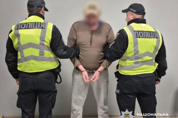 В Яготині чоловік відкрив стрілянину з вікна багатоповерхівки та пошкодив авто