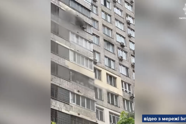 Пожежа на Печерську: Патрульні та рятувальники витягли чоловіка з палаючої квартири (ВІДЕО)