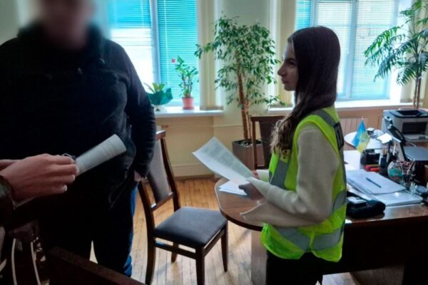 Посадовця Подільської РДА викрили на обкраданні сиріт