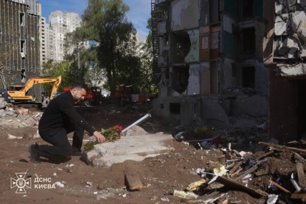 Зеленський вшанував пам’ять загиблих на місці зруйнованого ракетою будинку