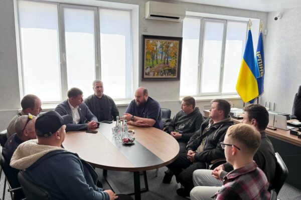 Звисають зі стовпів та лежать на землі: Влада Ірпеня провела зустріч із провайдерами через скарги містян