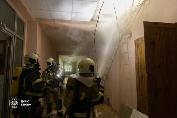 У Печерському районі Києва ліквідували пожежу у ліцеї