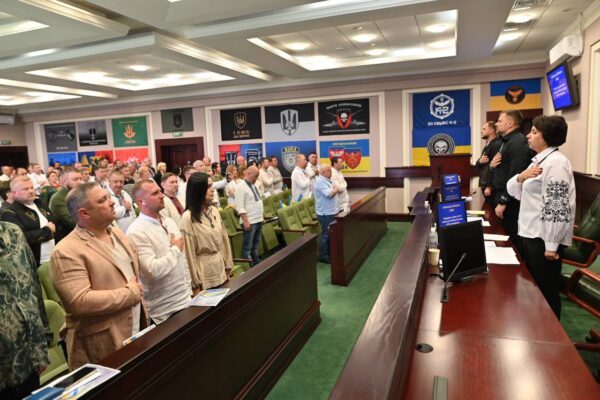 За мужність та вірність обов’язку: На сесії Київської облради нагородили військових та медиків