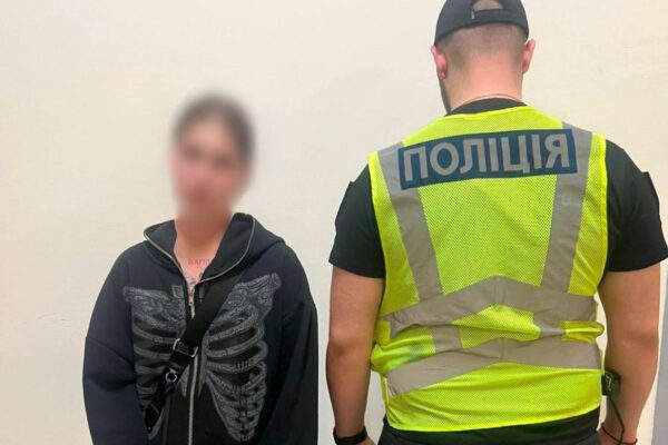 Вдарила пляшкою по голові через зауваження: У Києві поліція затримала 18-річну жінку, яка напала на військового