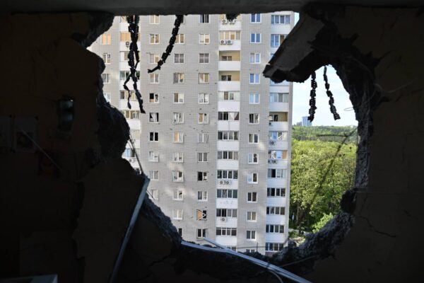 У Вишгородському районі російський дрон зруйнував стіни дитячих кімнат у багатоповерхівці