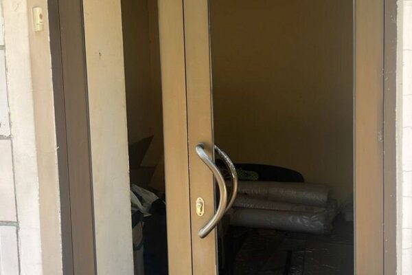 У Києві затримали чоловіка, який виніс техніку з офісу, пошкодженого після обстрілу