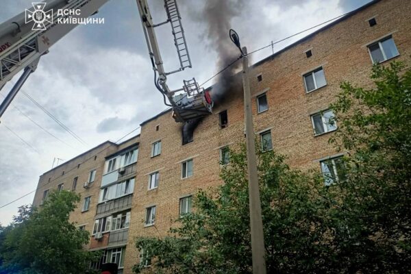Пожежа в Ірпені: Надзвичайники врятували мешканця палаючої квартири