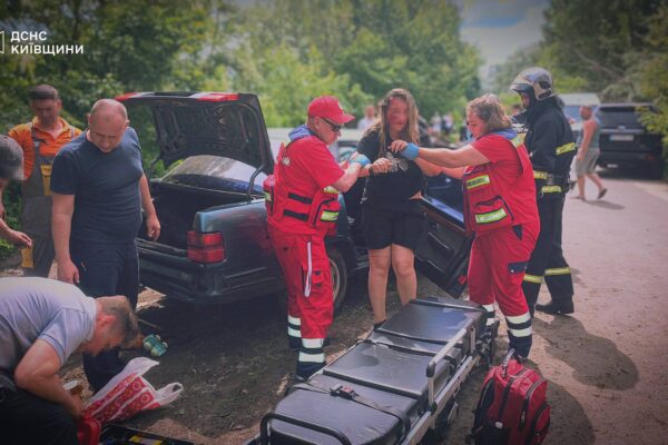 Масштабна ДТП в Ірпені: Рятувальники деблокували шістьох людей, серед яких діти та вагітна жінка