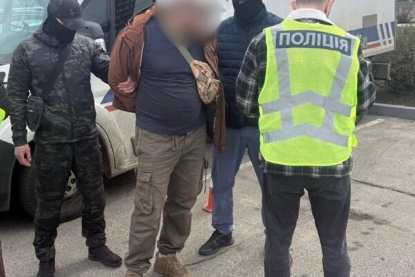 У Києві судитимуть чоловіка, який за $10 000 обіцяв переправити військовозобов’язаного до Білорусі