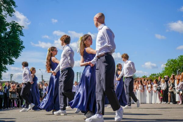 Для 572 одинадцятикласників Бучанської громади пролунав останній дзвоник
