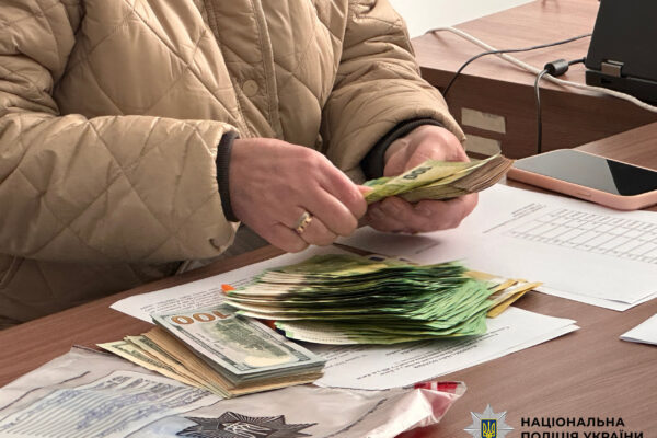 У Києві поліцейські повернули двом пенсіонеркам понад мільйон гривень, які виманили шахраї