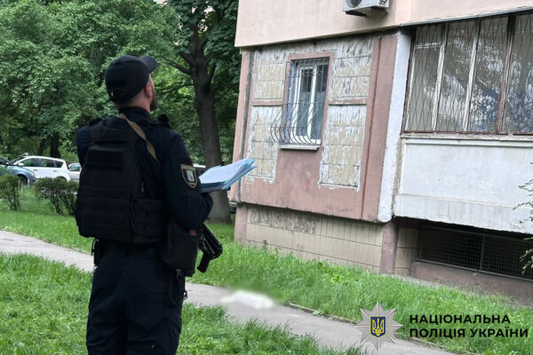 Викинув собаку з шостого поверху: Поліція повідомила про підозру чоловіку