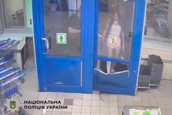 Не встигла купити алкоголь: У Києві 20-річна дівчина вибила ногами двері супермаркету