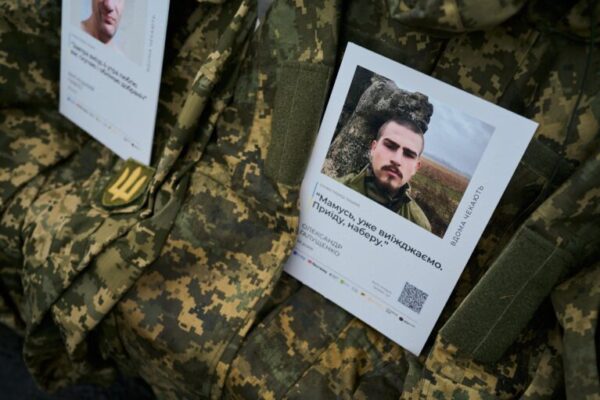 Сотні кітелів на трибунах: У Бучі провели «Матч очікування» на підтримку полонених та зниклих безвісти