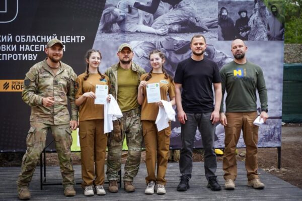 Микола Калашник вручив сертифікати першим випускникам літнього курсу з предмета «Захист України»