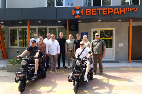 У Білій Церкві ветеранам передали перші електроскутери за програмою «Турбота»