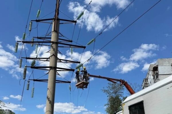 Атака РФ: Фахівці ДТЕК повернули світло понад 100 тисячам родин у Києві