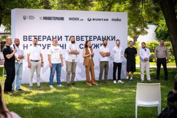 У Софії Київській презентували фотопроєкт «Ветерани та ветеранки на публічній службі»: Серед героїв — посадовці КОВА