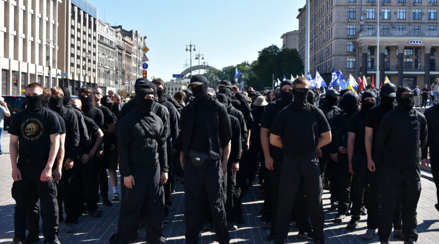 Учасники «Ходи на захист сім’ї, дітей та України» під час акції у центрі Києва