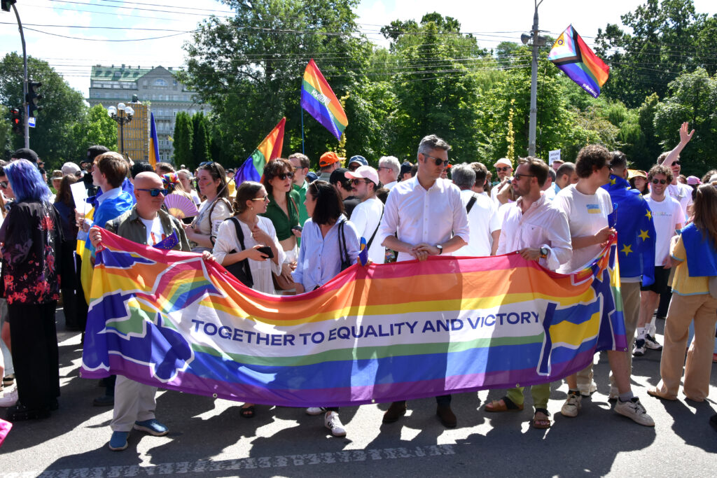 Учасники ювілейного Маршу КиївПрайд під час правозахисної акції в центрі Києва