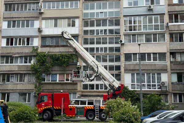 Після обстрілів у Святошинському районі вивезли 120 кубометрів сміття