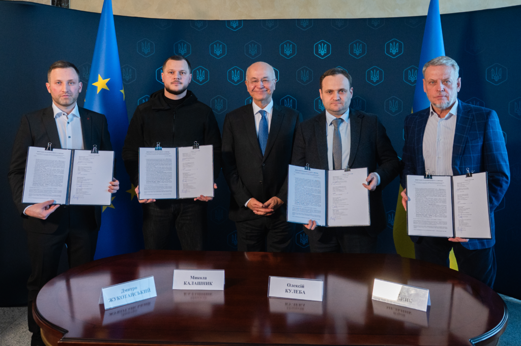 Координатором ініціативи виступає Міністерство розвитку громад та територій України, Київська обласна військова адміністрація забезпечує супровід проєкту на рівні регіону, Миронівська громада відповідає за земельну ділянку та подальше утримання містечка, а фонд «МХП-Громаді» бере участь в облаштуванні житла, оснащенні будинків меблями й обладнанням, а також сприяє працевлаштуванню майбутніх мешканців.