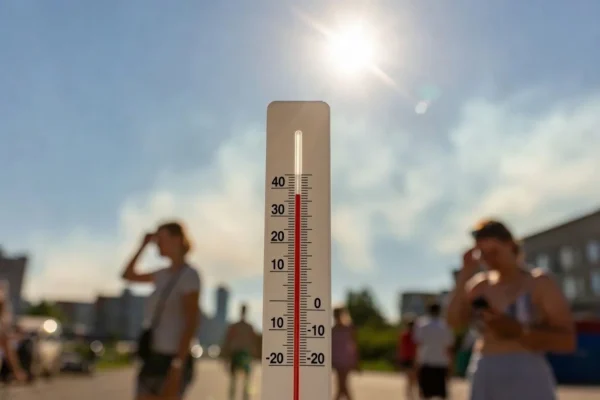 Спека до +38°С: синоптики попередили про аномальну погоду в Києві та області