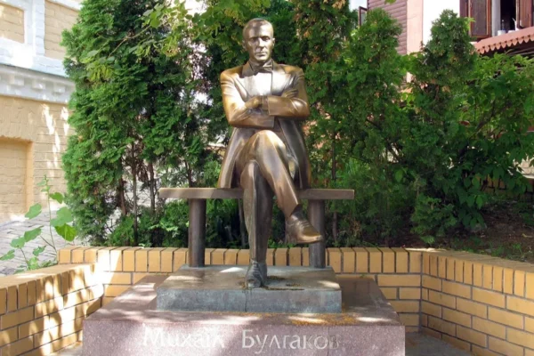 У Києві демонтували пам’ятник Михайлу Булгакову на Андріївському узвозі