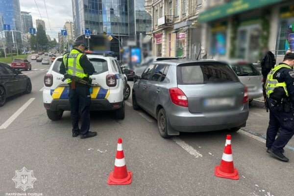 Ухилявся від мобілізації: У столиці водій зачинився в авто, збив патрульного та намагався втекти