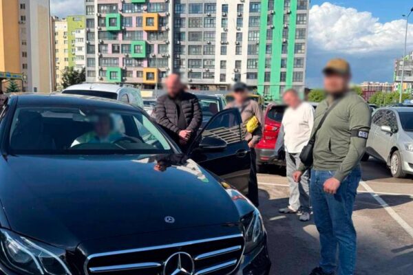 За 17 000$ пропонували втечу з країни: у Києві затримали організаторів схеми
