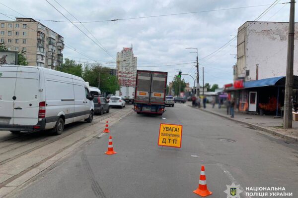У Дарницькому районі Києва вантажівка на смерть збила пішохода