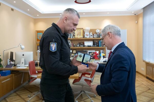 Посол Ізраїлю Міхаель Бродський отримав нагороду від Києва