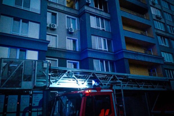Нічна пожежа в Бучі: З палаючої багатоповерхівки евакуювали 11 людей