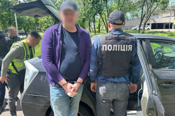 За 10 тисяч доларів обіцяв вивезення до Молдови: У Києві затримали військового