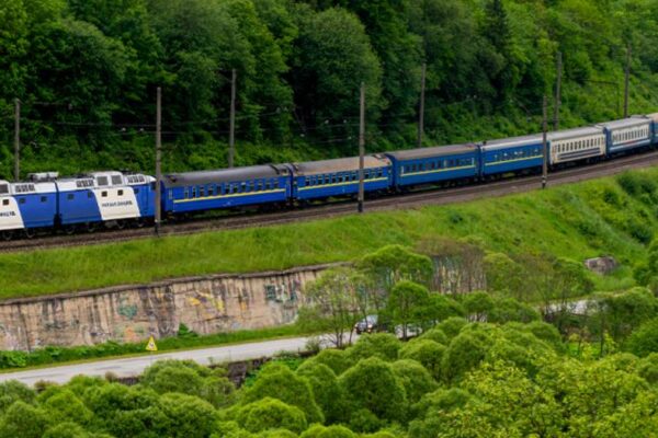На найближчі вихідні з Києва до Карпат курсуватимуть два додаткові поїзди