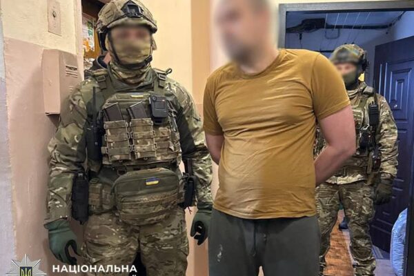 У Києві затримали киянина, який продавав перероблену вогнепальну зброю через поштомати