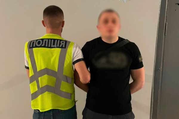 У Києві затримали молодика, який пограбував жінку біля ВДНГ