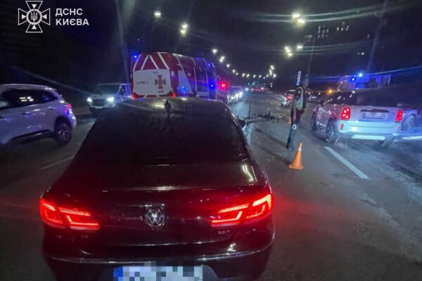 ДТП у Печерському районі: Рятувальники деблокували водія