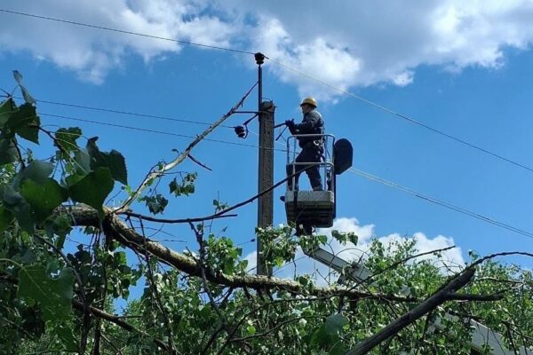 Понад 30 тисяч осель на Київщині досі залишаються без електрики через негоду
