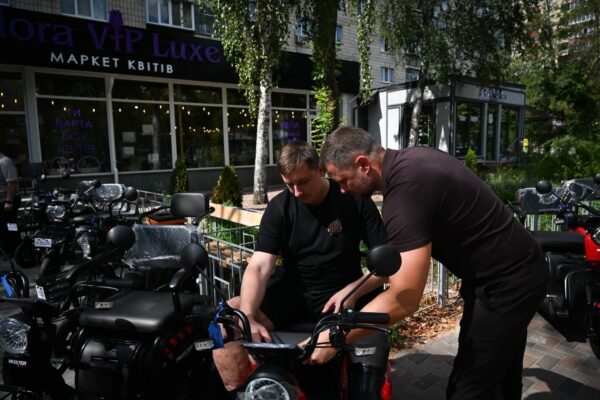 На Київщині ветеранам передали ще 17 електроскутерів у межах програми «Турбота»