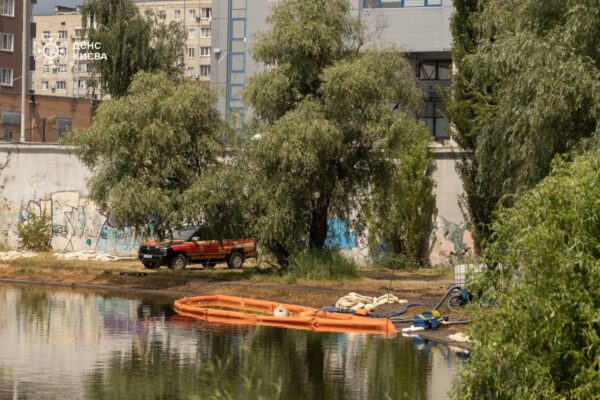 Рятувальники продовжують очищати озеро Кирилівське після російської атаки