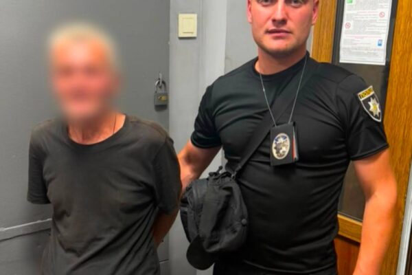 У Печерському районі Києва чоловік вдарив жінку на зупинці громадського транспорту