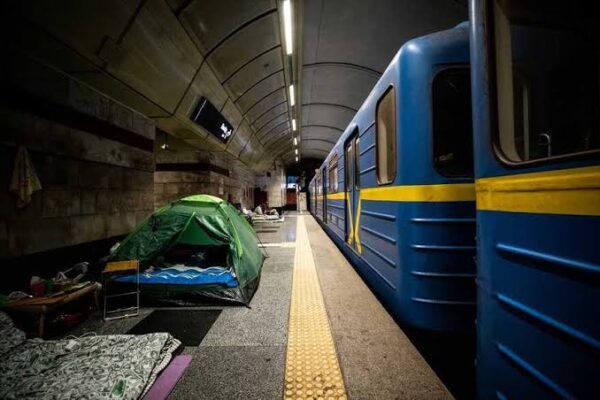 У Київському метрополітені розповіли, чому поїзди не залишаються вночі на станціях