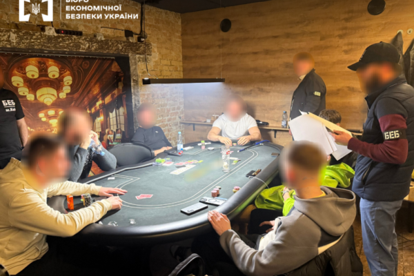 Столичні детективи БЕБ оголосили підозру організатору нелегальних покерних клубів