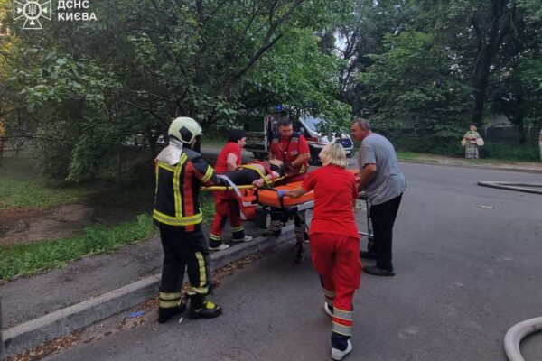 Пожежа у багатоповерхівці Голосіївського району: З палаючого балкона випала жінка
