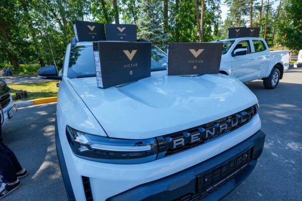 Понад 10 млн гривень на ЗСУ: Бучанська громада передала військовим автівки та квадроцикли